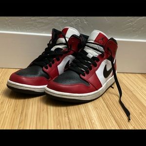 Gently used mens Jordan 1 Mid Chicago Toe.